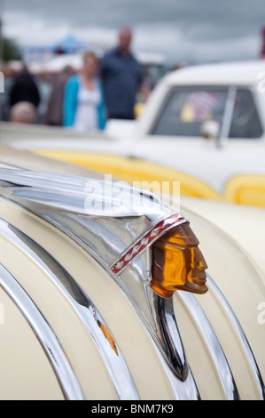 Das Indian Head Hood Maskottchen auf der Vorderseite eine 1949 Pontiac Limousine bei einer amerikanischen Auto-Show in Tatton Park, Cheshire. Stockfoto