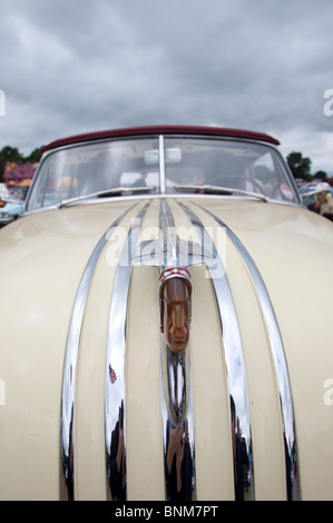 Die Vorderseite des 1949 Pontiac Limousine bei einem amerikanischen Auto-Show am 4. Juli "Independence Day" in Tatton Park, Cheshire. Stockfoto