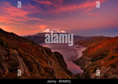 Übergeben Sie Herbst Sonnenaufgang über Mt. St. Helens von Unabhängigkeit. Stockfoto