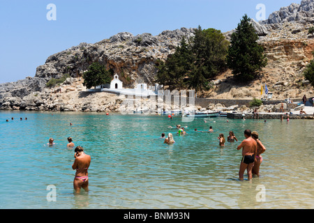 Weiß getünchte Kapelle St. Pauls Bay Beach, Lindos, Rhodos, Griechenland Stockfoto