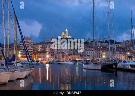 Frankreich Marseille Süd OfFrance Häuser Wohnungen Stadt Stadt alte Hafen Hafen Boote Yachten am Abend Notre Dame Kirche zu schützen Stockfoto