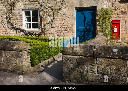 Ein Ferienhaus und Briefkasten in Edensor, das Anwesen Dorf in Chatsworth, Peak District, Derbyshire. Stockfoto