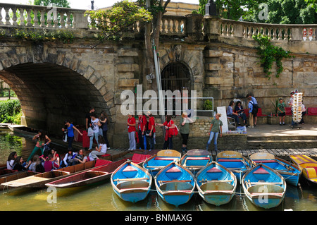 Touristen, die einsteigen Punts an Magdalen Bridge, Oxford, England, UK Stockfoto