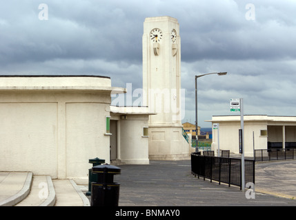 WEIß ART-DECO-BUSBAHNHOF UND UHRTURM SEATON CAREW HARTLEPOOL Stockfoto