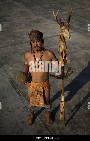 Ein Spieler stellt für ein Porträt vor einem Spiel der Maya Ball Game, bekannt als Pok Ta Pok, in Chapab, Halbinsel Yucatan, Mexiko Stockfoto