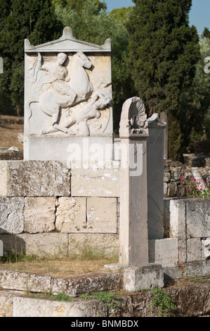 Der Kenotaph des Dexileos und andere Grabbeigaben Marker im Kerameikos von Athen, Griechenland (Alter Friedhof). Stockfoto