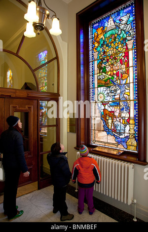 Irland, Norden, Belfast, Rathaus, Interieur, Touristen Centenary Glasmalerei Sichtfenster mit verschiedenen Szenen dargestellt. Stockfoto