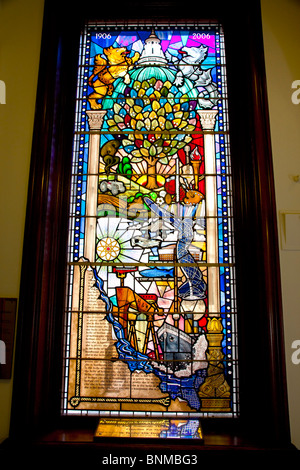 Irland, Norden, Belfast, City Hall, Interieur, Centenary Glasfenster mit verschiedenen Szenen dargestellt. Stockfoto