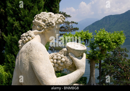 Steinfigur mit Trauben, Villa Balbianello, Comer See, Italien Stockfoto