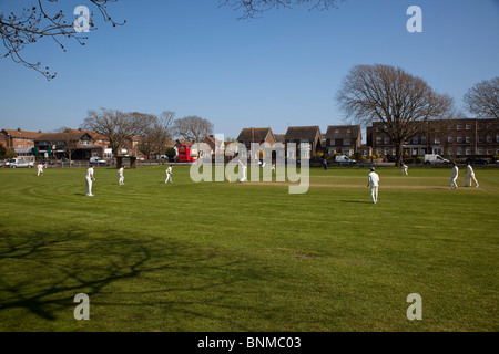 England, West Sussex, Southwick, lokale Cricket-Team spielt am Dorfplatz. Stockfoto