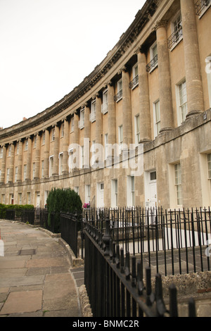 Blick auf die royal Crescent im Bad. Historische Häuser in einer halbmondförmigen Stockfoto