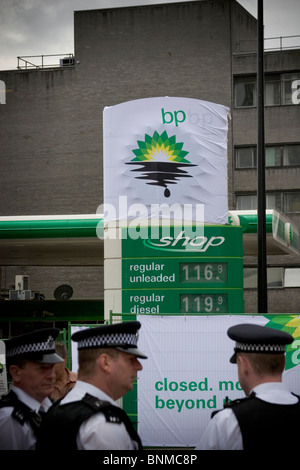 BP-Tankstelle geschlossen und Re-Branding von Greenpeace-Aktivisten, London, UK. 27July 2010 Stockfoto