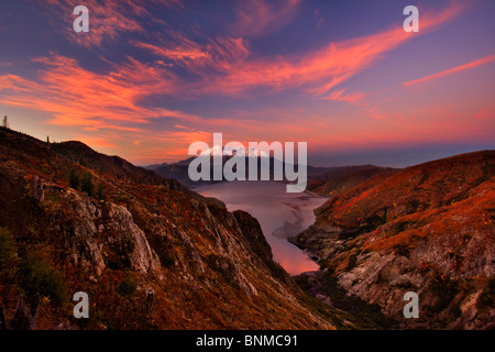 Übergeben Sie Herbst Sonnenaufgang über Mt. St. Helens von Unabhängigkeit. Stockfoto