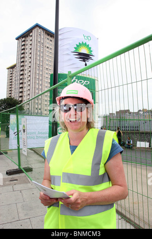 Greenpeace-Demonstrant stehend vor der geschlossenen BP Vorplatz, Zentral-London, UK Stockfoto