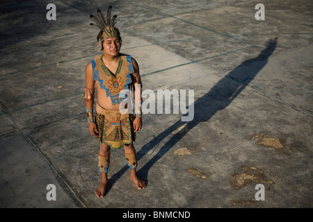 Ein Spieler stellt für ein Porträt vor einem Spiel der Maya Ball Game, bekannt als Pok Ta Pok, in Chapab, Halbinsel Yucatan, Mexiko Stockfoto