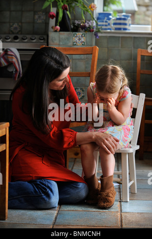 Ein drei Jahre altes Mädchen wird von ihrer Mutter UK getröstet Stockfoto