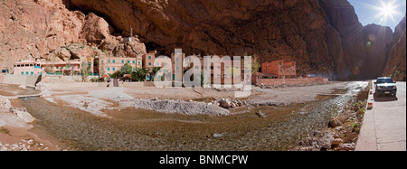 Todra Gorge and Hotels (eine Gegend, die bei Kletterern und Reisenden beliebt ist), Dades Valley, Südmarokko Stockfoto