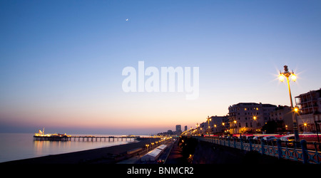 England, East Sussex, Brighton, Kemptown, Blick über Madeira Drive from Marine Parade mit dem Pier bei Sonnenuntergang beleuchtet. Stockfoto