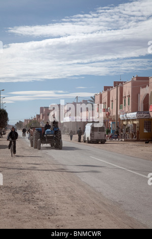 Tinejdad zeigt die Hauptstraße durch die Stadt, Dadès Tal, Südmarokko Stockfoto