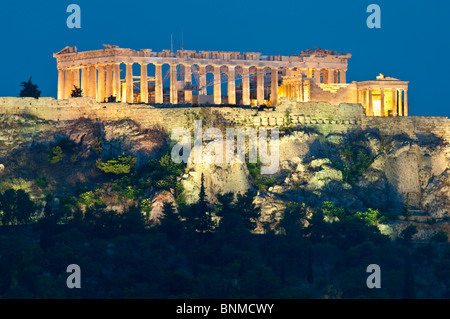 Der Parthenon und Erechtheion beleuchtet in der Abenddämmerung auf der Athener Akropolis. Stockfoto