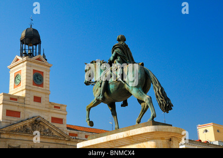 Reiterstandbild von König Carlos III und Clock Tower Real Casa de Correos, Puerta del Sol, Madrid, Spanien Stockfoto