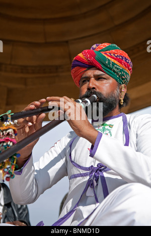 Indischer Musiker spielen zwei Flöten. Khuri Dorf. Rajasthan. Indien Stockfoto