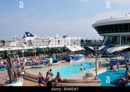 Pool-Deck von Royal Caribbean Splendour of the Seas Stockfoto