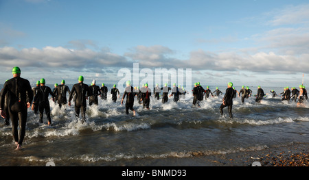 England, West Sussex, Goring-by-Sea, Worthing Triathlon 2009, männlichen Konkurrenten am Schwimmstart. Stockfoto