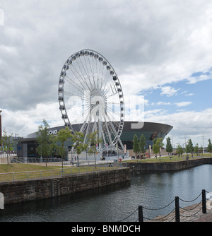 die Wheel of Liverpool Kai Aussicht vom Riesenrad Salthouse Docks Arena am frühen Morgen vor Touristen Stockfoto