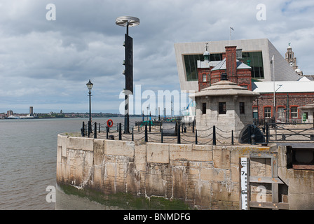 Liverpool-Kai-Aussicht vom Albert Dock und Salthouse Docks Stockfoto