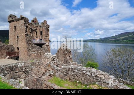 Die Ruinen von Urquhart Castle neben Loch Ness in der Nähe von Drumnadrochit, Scotland, UK Stockfoto