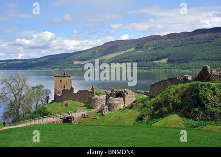 Die Ruinen von Urquhart Castle neben Loch Ness in der Nähe von Drumnadrochit, Scotland, UK Stockfoto