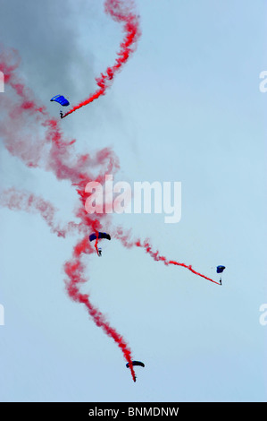 Fallschirmspringer steigen von einem uns Air Education c-17 in The Royal International Air Tattoo an RAF Fairford Juli 2010 Stockfoto