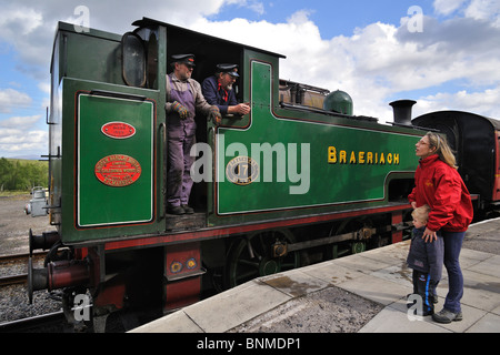 Lokführer in Dampf Motor / Lokomotive an der Boat of Garten Railway station, Schottland, UK Stockfoto