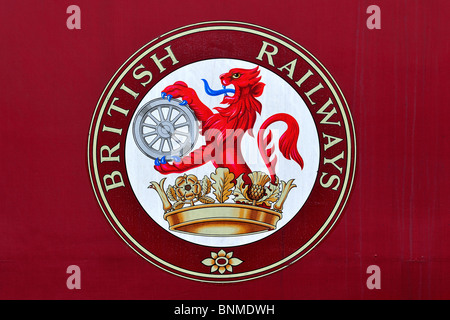 Grüne Logo der britischen Eisenbahn mit einem Löwen halten ein Rad (Frettchen und Dartscheibe) am Bahnhof in Schottland Boat of Garten Stockfoto