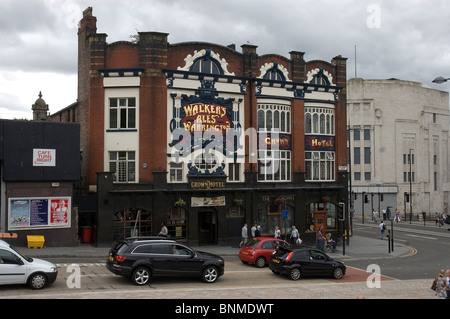 Ein Blick auf das Crown Hotel vom Bahnhof Lime Street in Liverpool Stockfoto