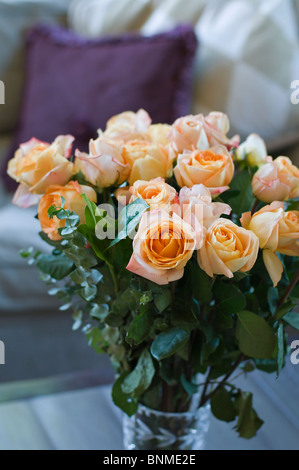 Blick von oben ein elegantes Bouquet von Rosen. Stockfoto