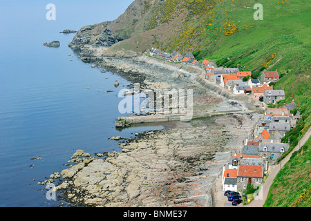 Crovie, einem kleinen Dorf auf einem schmalen Sims entlang des Meeres, bestehend aus einer einzigen Häuserzeile in Aberdeenshire, Schottland, Vereinigtes Königreich Stockfoto