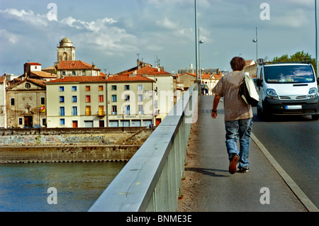 Arles, Frankreich - Straßenszene außen, Stadtbild der Altstadt von der Brücke Pont de Trinquetaille, an der Rhone, Mann von hinten weg, Autos fahren Stockfoto