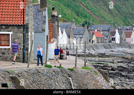 Crovie, einem kleinen Dorf auf einem schmalen Sims entlang des Meeres, bestehend aus einer einzigen Häuserzeile in Aberdeenshire, Schottland, Vereinigtes Königreich Stockfoto