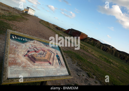 England, West Sussex, Shoreham-by-Sea, touristische Karte der alten Festung Ruinen neben Hafeneinfahrt. Stockfoto