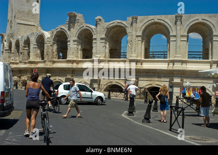 Arles, Frankreich - Leute zu Fuß, Straßenszene draußen, weibliche Touristen, Besuch vor dem antiken römischen Stadion von Frankreich, Panorama Stockfoto