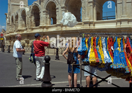 Arles, Frankreich - Straßenszene draußen, Touristen Besuch der antiken römischen Arena, Kleidung zum Verkauf Stockfoto