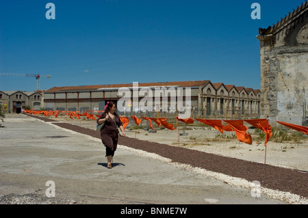 Arles, Frankreich - Junge Frau zu Besuch in der Kunstgalerie Szene außerhalb des Fotografiefestivals 'Rencontres Internationales » Panorama Stockfoto