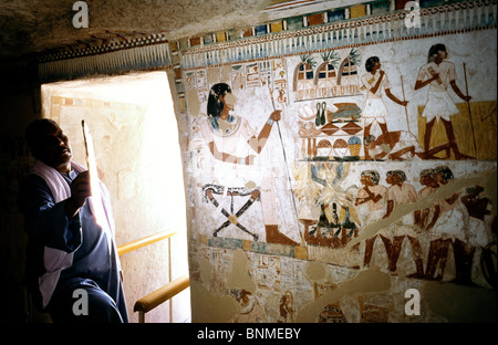 Hausmeister mit Hilfe von spiegeln das Sonnenlicht in das Grab des Menna (Nr. 69) umleiten auf das Tal des Adels in Luxor. Stockfoto