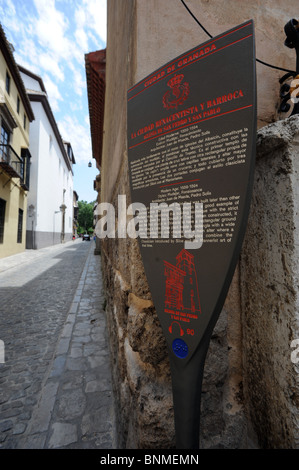 Eines der Granada Tourist Informationen Zeichen verstreut rund um die Stadt, Sehenswürdigkeiten und Denkmäler zu erklären Stockfoto