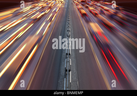 Nacht-Zeit-Verkehr auf der Autobahn in der Stadt Kiew Stockfoto