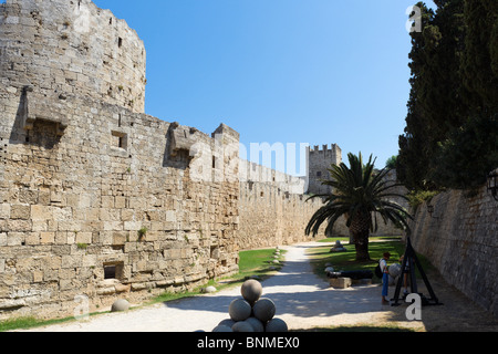 Mittelalterlichen Graben rund um die Mauern der Altstadt, Rhodes Town, Rhodos, Griechenland Stockfoto