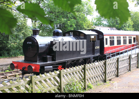 Alten Dampfzug und Kutschen auf dem Display bei Hawes Railway Station, Yorkshire, England, UK Stockfoto