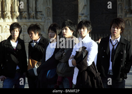 Junge asiatische Touristen vor Notre Dame, Paris, Frankreich Stockfoto